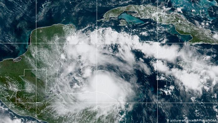 Nana aterriza en Belice como un huracán categoría 1