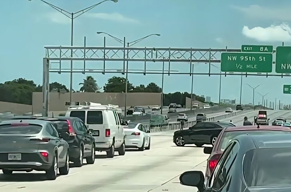Caos en la I-95: conductor armado desata tiroteo desde una Mercedes
