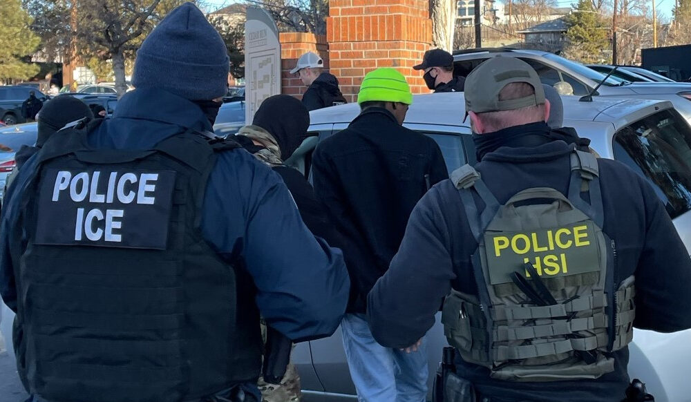 Destituyen al director de ICE por bajas cifras de arrestos y deportaciones