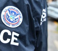 ICE obligará a sus agentes a usar cámaras corporales tras dos tiroteos mortales
