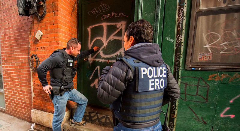 Agentes de ICE deberán presentar orden de un juez para ingresar a hogares
