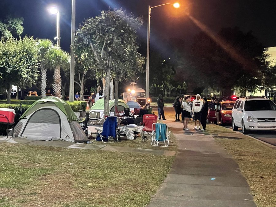 ¡Alarmante! Retrasos en oficina de ICE tienen a migrantes durmiendo afuera y en los autos en Florida
