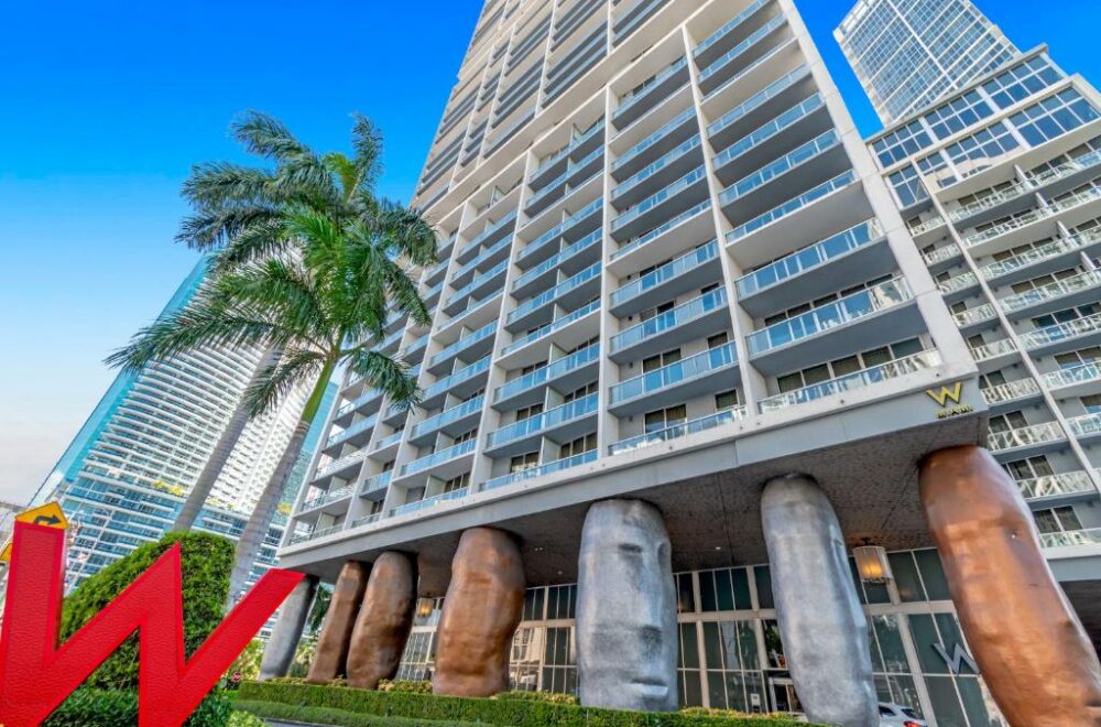Hombre es apuñalado en el Icon Residences de Brickell y el sospechoso muere horas después