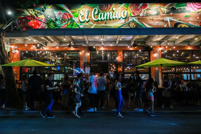 Una noche en el Boulevard Las Olas: Restaurantes concurridos, aceras llenas de gente y nuevas reglas.