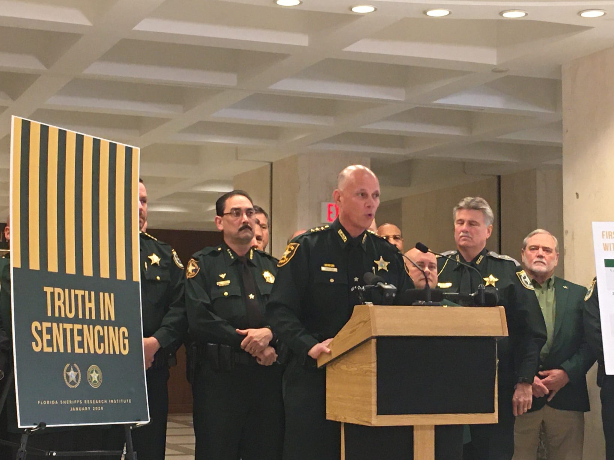 Los sheriffs de Florida encienden alarma sobre la “Verdad de las sentencias”