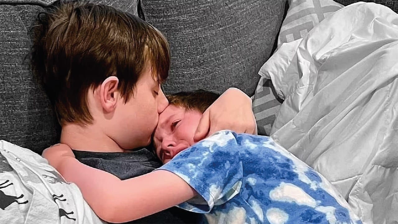 ¡Desgarrador! Un adolescente que morirá de cáncer consuela a su hermanito