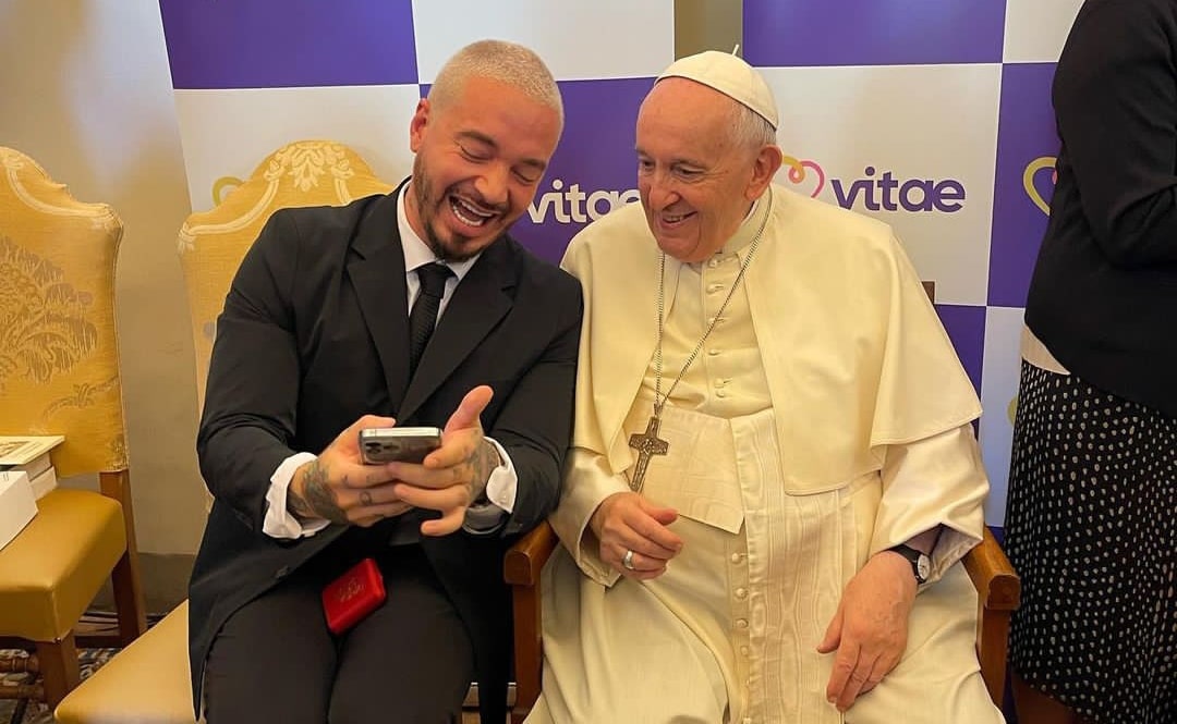 J Balvin dijo durante visita al Vaticano que Jorge Bergoglio es “El Papa más cool”