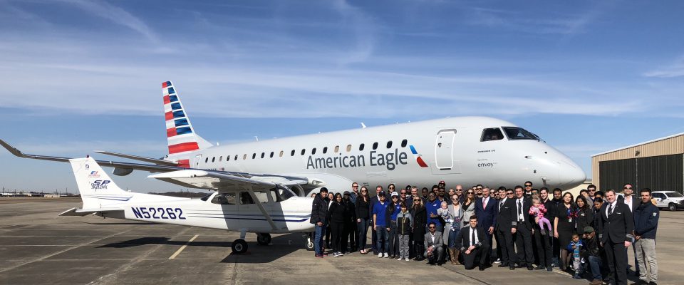 American Airlines ofrece a pilotos triple pago por seguir trabajando en julio