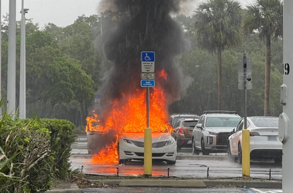Se incendia carro con dos niños adentro… mientras dueña robaba una tienda en Orlando