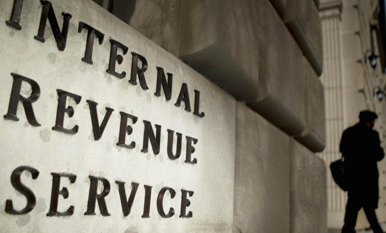 IRS pide posponer declaración de impuestos a beneficiarios de reembolsos especiales