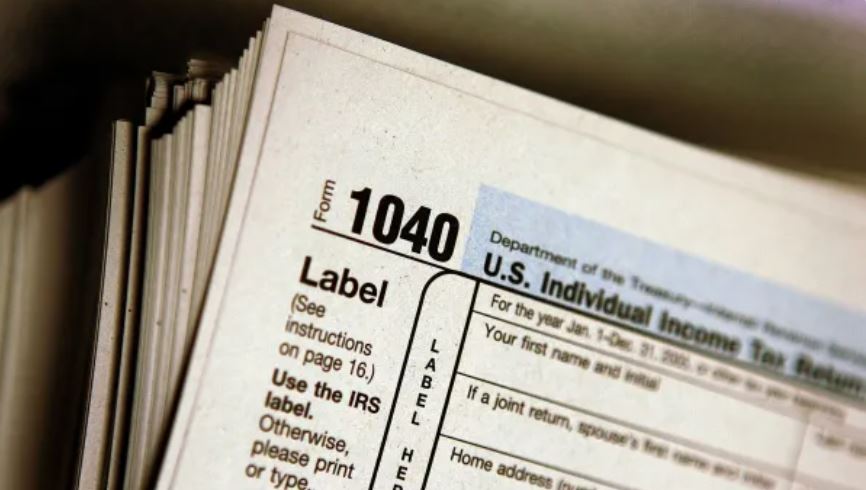 IRS pide a contribuyentes declarar impuestos electrónicamente