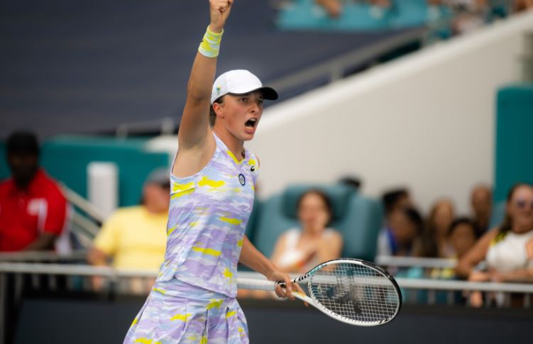 Iga Swiatek arrasó con Naomi Osaka para coronarse en el Miami Open