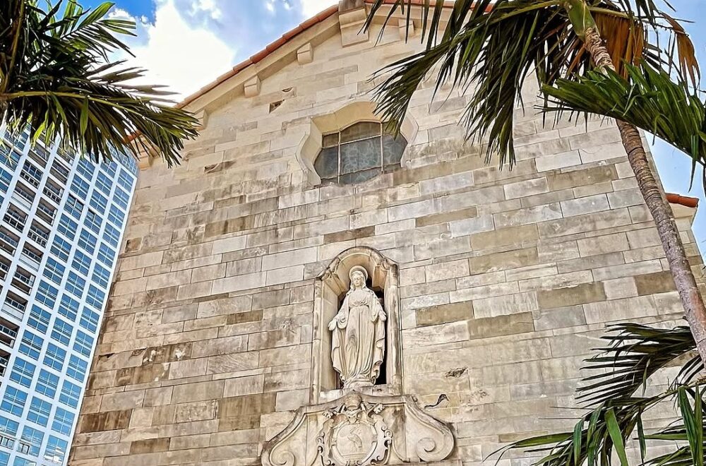 Homeless aterroriza iglesia en Brickell: Entró con una espada y lanzó piedras