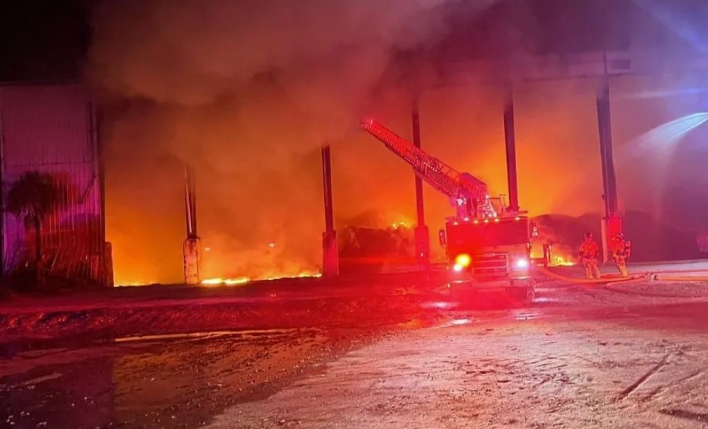 Bomberos controlaron feroz incendio en planta de concreto de Sweetwater