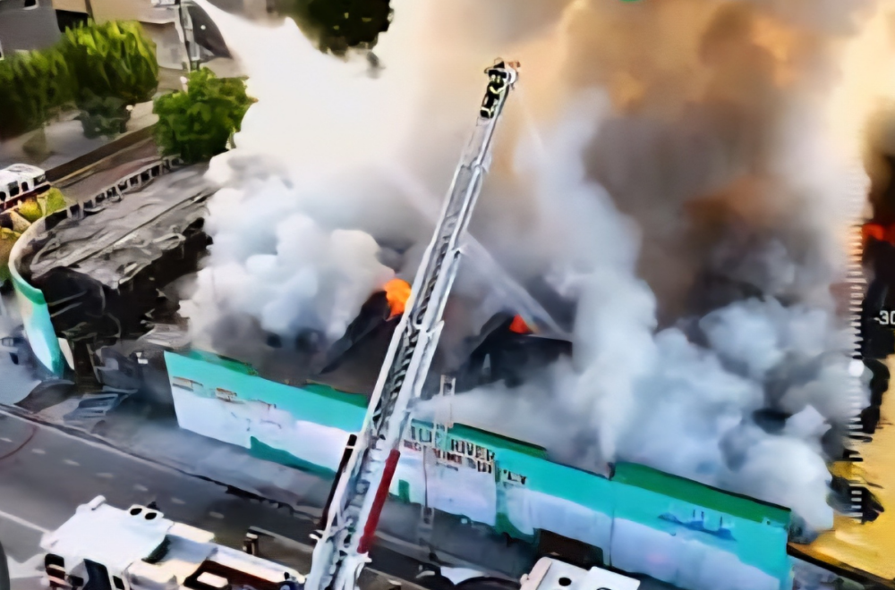 Feroz incendio consume almacén abandonado en Little River