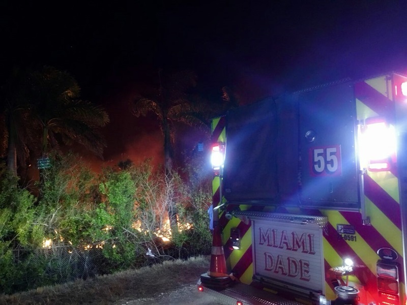 Los bomberos de Miami-Dade apagaron un incendio cerca del auropuerto ejecutivo de Miami