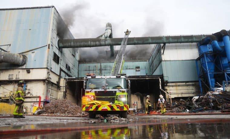 Controlado incendio en planta de desechos en Doral: Humo sigue afectando a vecinos