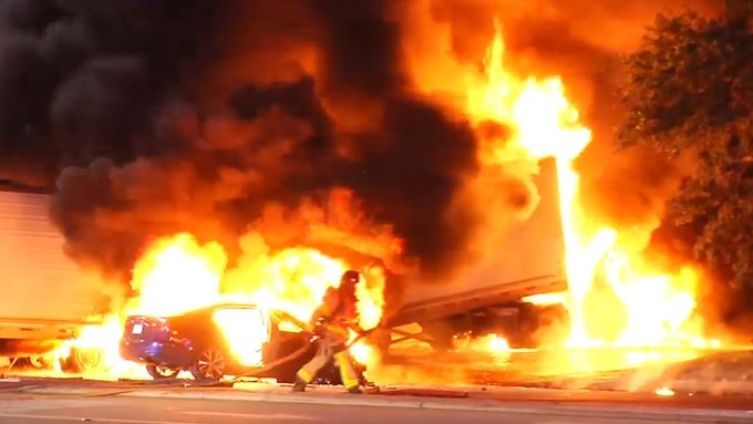 Accidente frente a gasolinera en Miami Gardens provocó incendio de dos automóviles