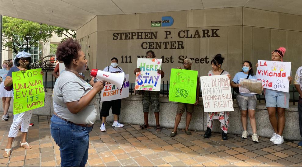 Inquilinos afroamericanos de Miami protestan para exigir protección tras derrumbe de Surfside