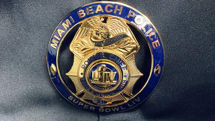 Otorgan insignias conmemorativas del Super Bowl LIV a oficiales de Miami Beach