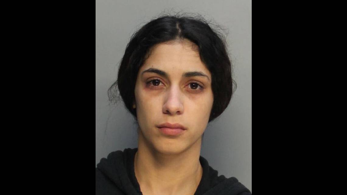 ¡Arrestada! Mujer detenida en Miami-Dade por tener actos sexuales con menor de edad y ordenarle que vendiera drogas