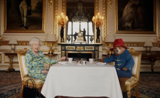 La Reina Isabel sorprende a todos tomando el té junto al osito Paddington