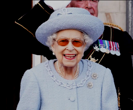 Isabel II aparece en público por segunda vez en dos días en Escocia