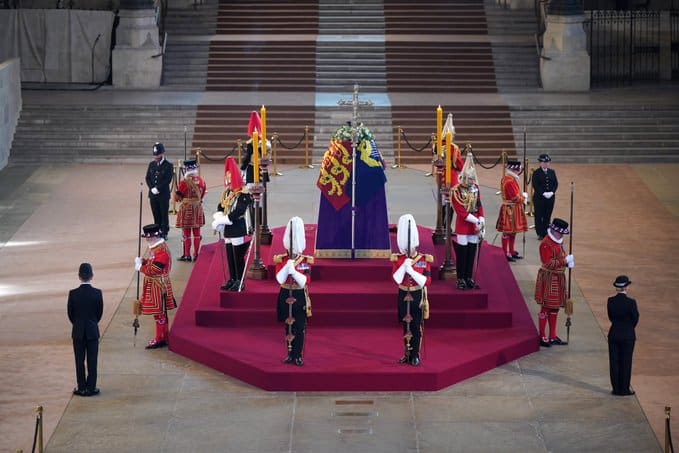 Se desmayó guardia real frente al féretro de Isabel II (+Video)