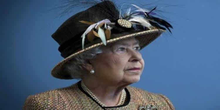 Británicos reciben noticia de la muerte de la reina Isabel II durante vuelo hacia Florida