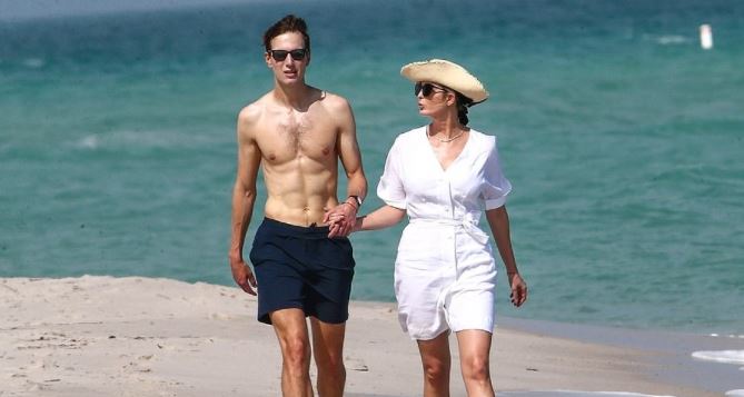 Ivanka Trump y Jared Kushner tomaron romántico paseo por la playa de Miami (+Fotos)