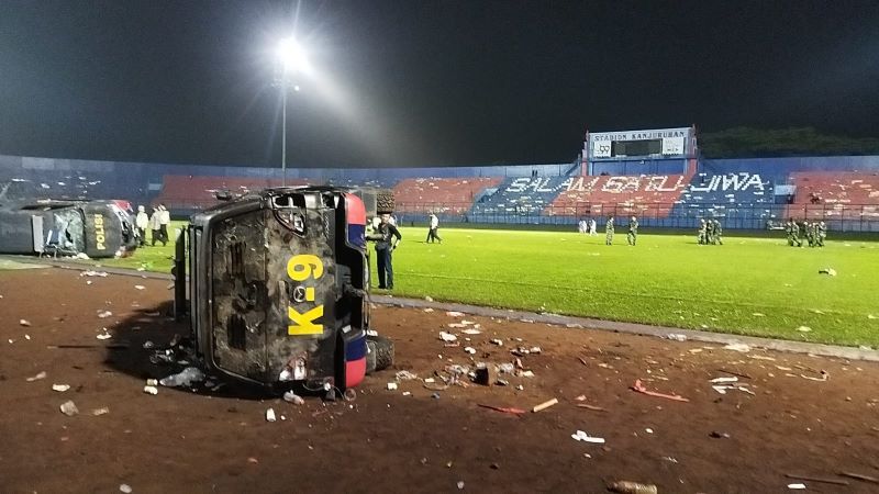 ¡Tragedia deportiva! Más de 120 personas murieron por disturbios en partido de fútbol de Indonesia (+VIDEO)