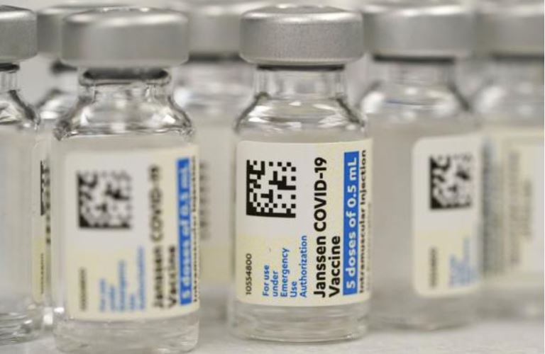 FDA delibera si habrá refuerzos de vacunas de Moderna y J&J