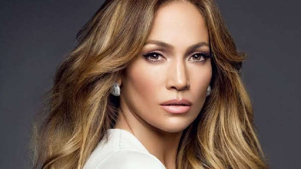 ¡Sin ropa interior! Jennifer Lopez usa un vestido que deja ver … ¡TODO!