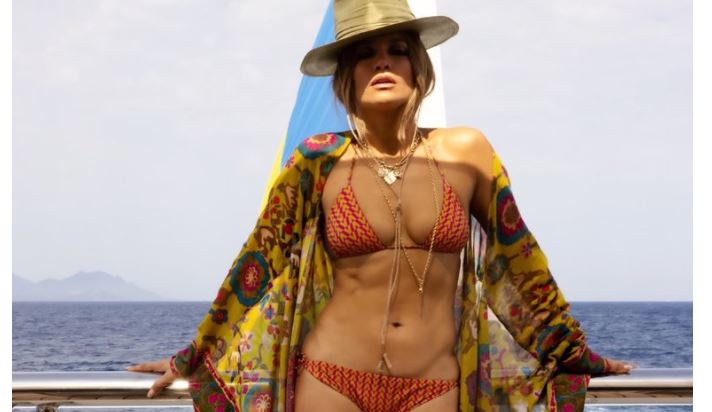 Jennifer López festejó su cumpleaños en un yate con bikini de infarto