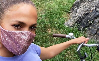 Jennifer López de paseo por Central Park con espectacular mascarilla de lentejuelas (+Fotos)