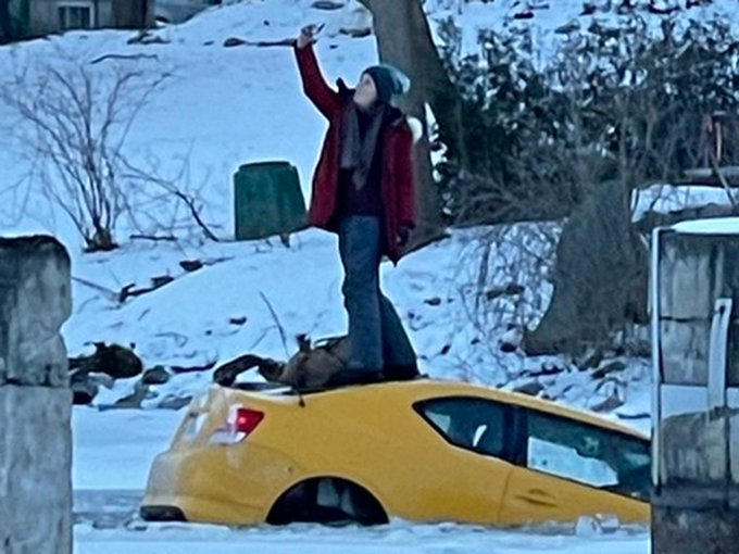 Se toma selfis parada sobre su auto mientras se hunde (VIDEO)