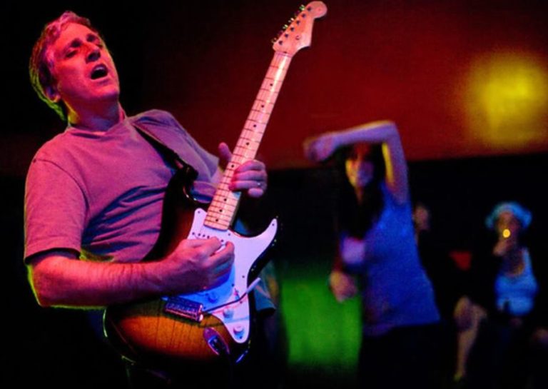Falleció Jack Sherman uno de los primeros guitarristas de Red Hot Chili Peppers