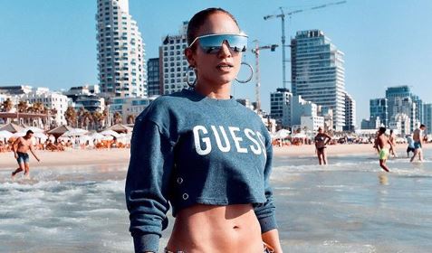 Jennifer López mostró su ‘retaguardia’ con este diminuto traje de baño en la playa (Foto)