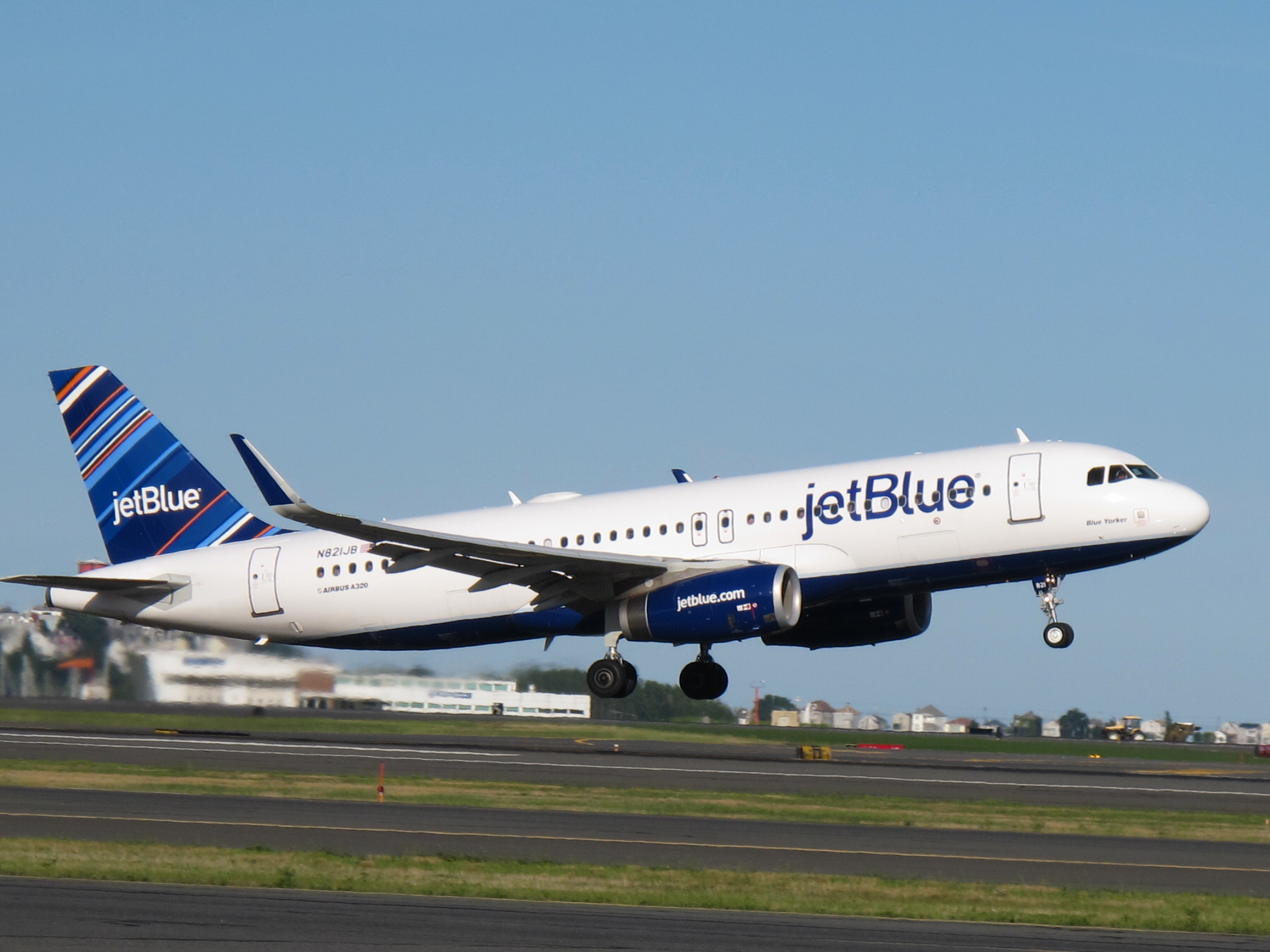 Expulsan a pasajeros de un vuelo de JetBlue por incidente con mascarillas