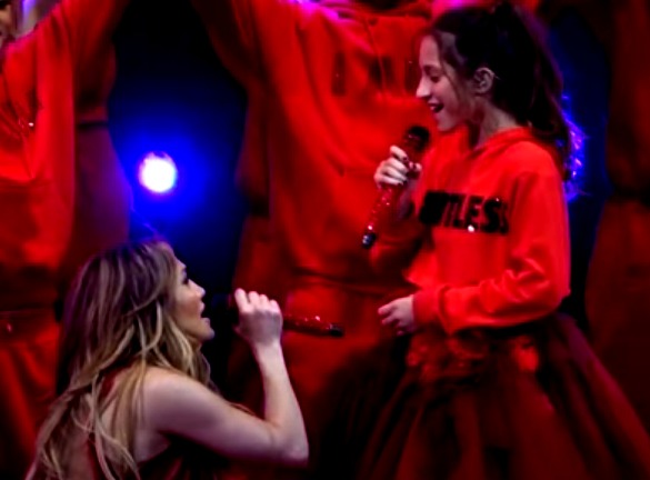 Hija de Jennifer Lopez posa con su mamá en leggings negros y sudadera roja en una salida familiar