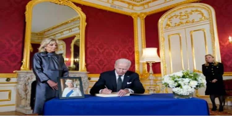 Jill y Joe Biden honran a la reina Isabel II a vísperas de su funeral