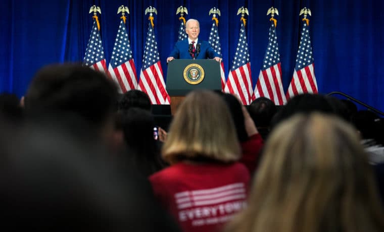 Biden firma orden ejecutiva para aumentar restricciones en venta de armas