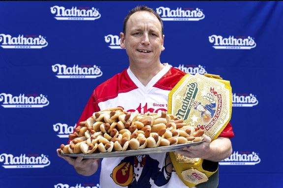 ¡Rey del hot dog! Joey Chestnut batió un nuevo récord en el concurso (Video)