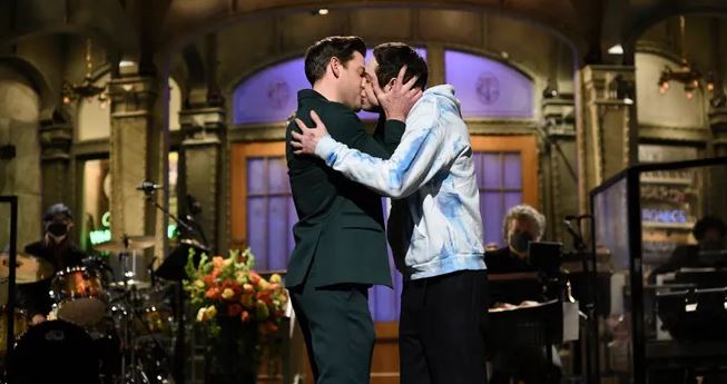 John Krasinski y Pete Davidson recrean en SNL el beso de Pam y Jim en ‘The Office’ (Video)