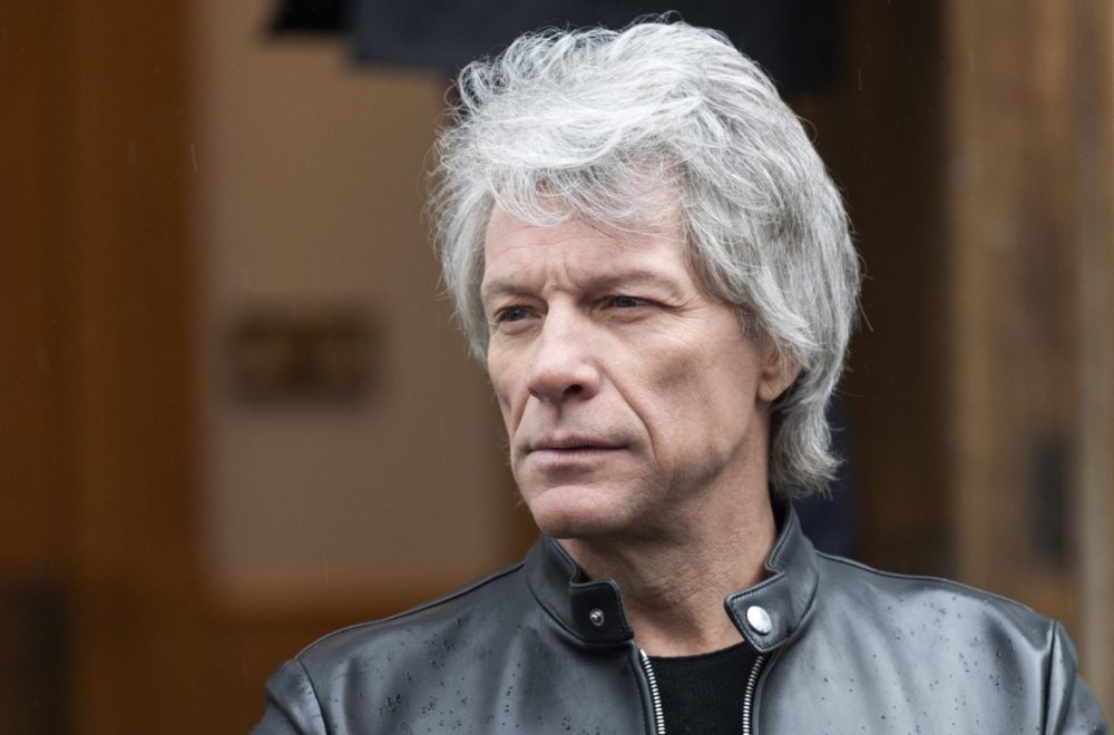 Bon Jovi evita tragedia en puente: Impidió que mujer saltara