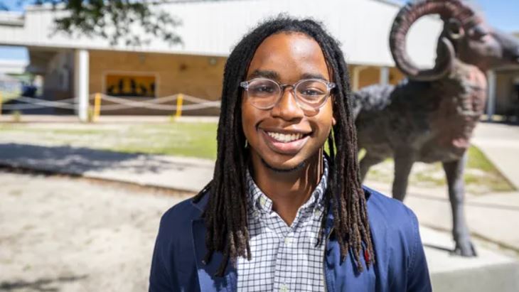¡Asombroso! Estudiante de Florida aceptado en 27 universidades y recibe 4$ millones en becas