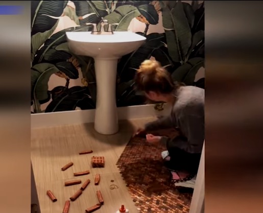 ¡Increíble! Remodela su baño con miles de centavos de dólar y se vuelve viral en TikTok