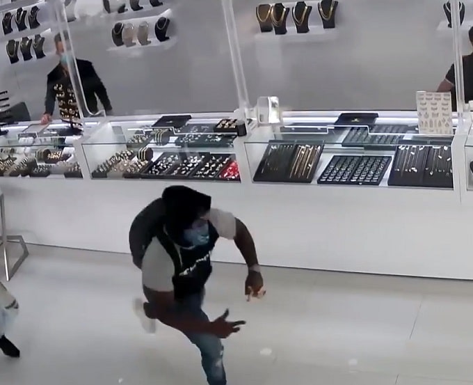 Propietario de joyería ofrece recompensa para hallar ladrones que robaron su negocio en Miami