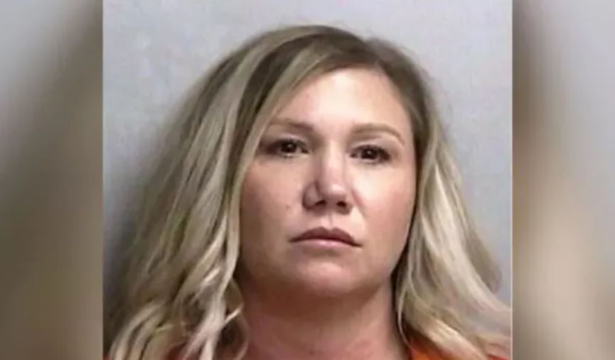 Detenida profesora de instituto cristiano de Florida tras enviar mensajes sexuales a un alumno e intentar colarlo en su casa mientras su marido trabajaba