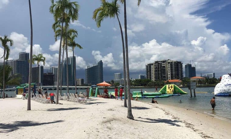 Autoridades levantan aviso de “no nadar” en playas alrededor de la Bahía de Biscayne